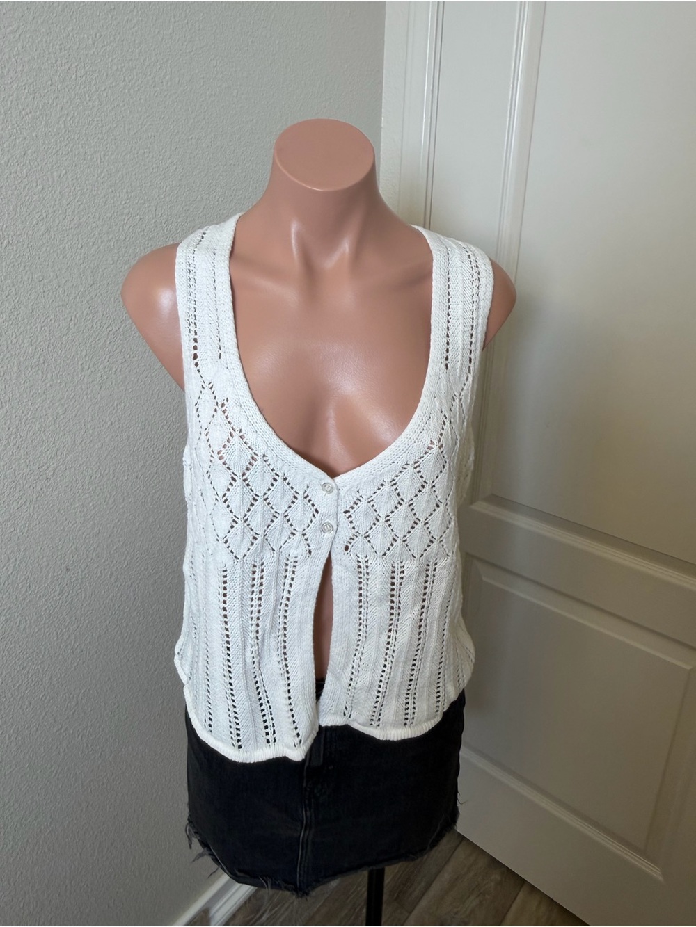 Hooked Up by IOT White Openwork Knit Button-Front Tank